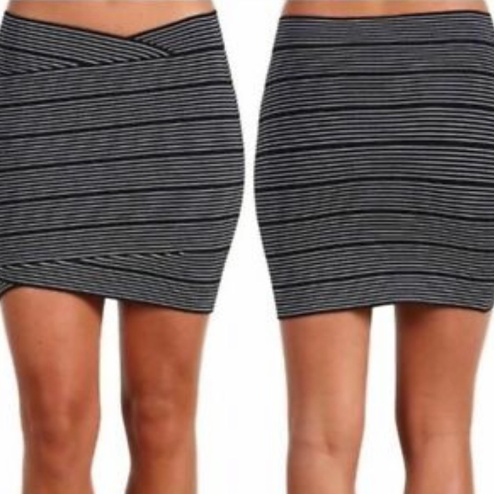 BCBGMAXAZRIA Black White Striped Bodycon Tulip Skirt Mini EUC - Picture 1 of 7